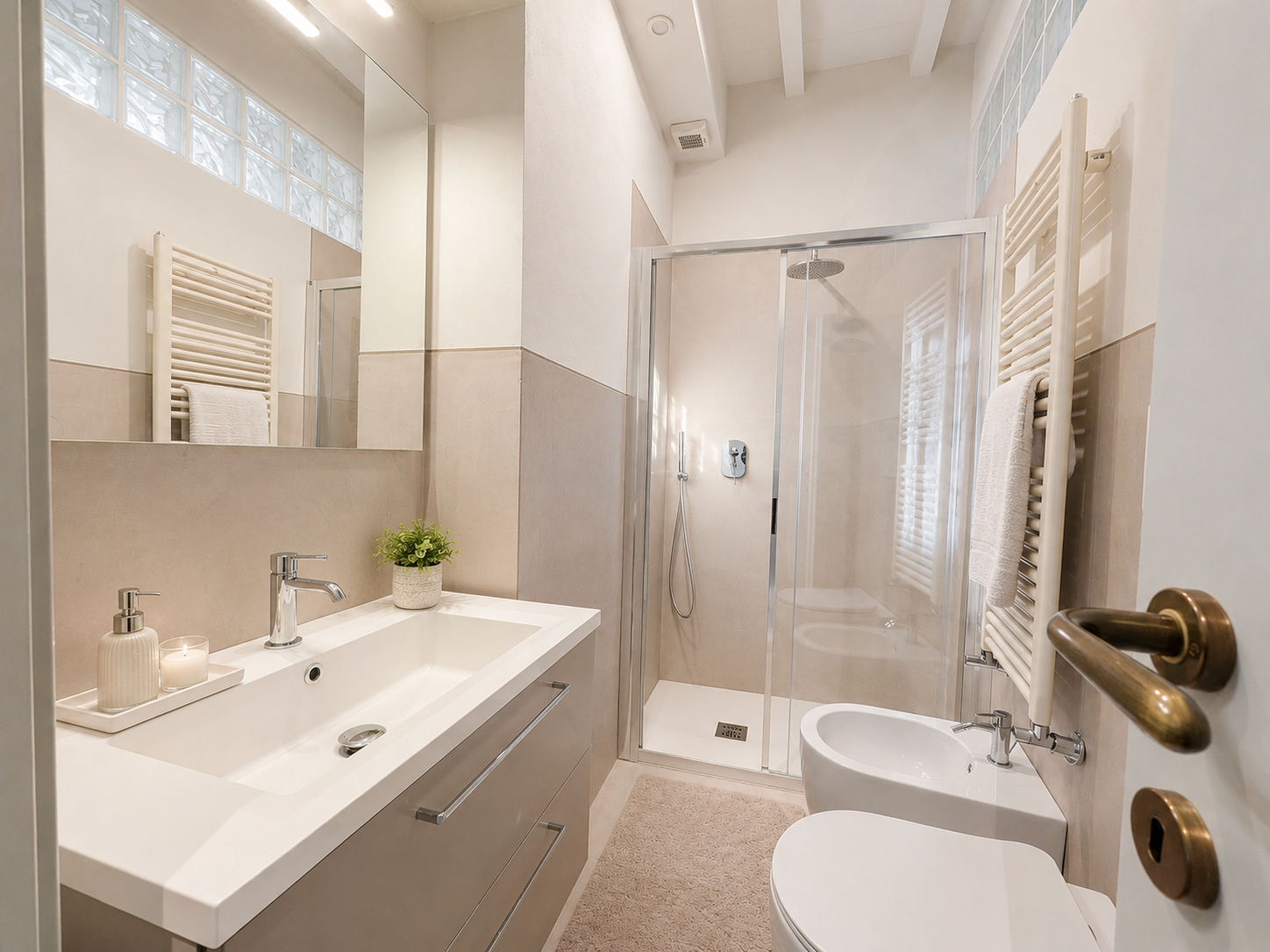 Bagno con doccia di Divina Suite