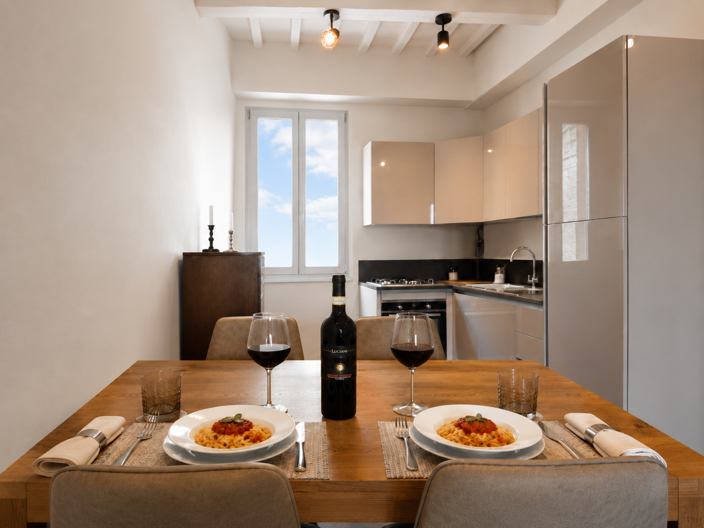 Cucina apparecchiata di Divina Suite