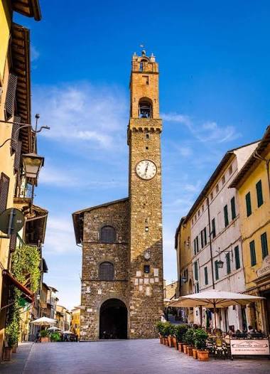 Piazza del Popolo e Palazzo dei Priori a Montalcino