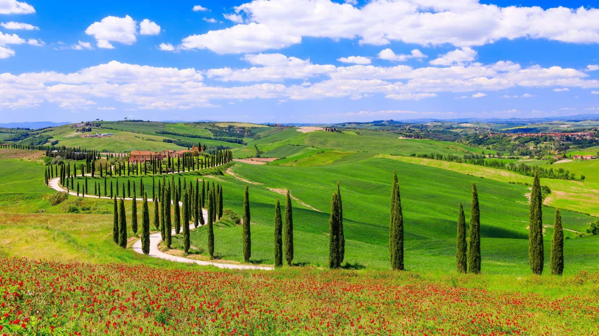 Paesaggio primaverile della Val d’Orcia con cipressi e colline verdi